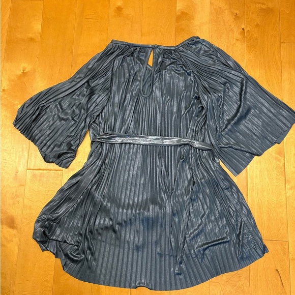 Halston Heritage cocktail silvery gray pleated dress with bell sleeves size 10 M - Picture 2 of 5